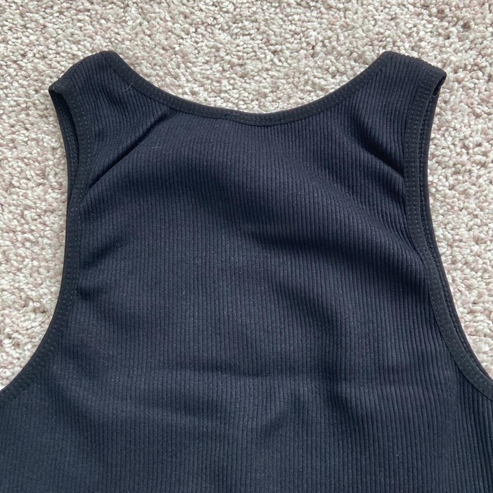Dynamic Black Ribbed Tank Top - Picture 5 of 8